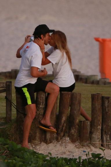 José Loreto é flagrado aos beijos em praia no Rio de Janeiro