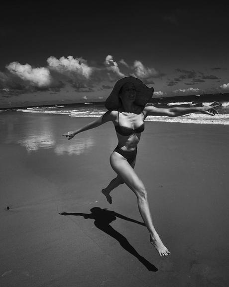 Mariana Ximenes exibe boa forma em cliques na praia