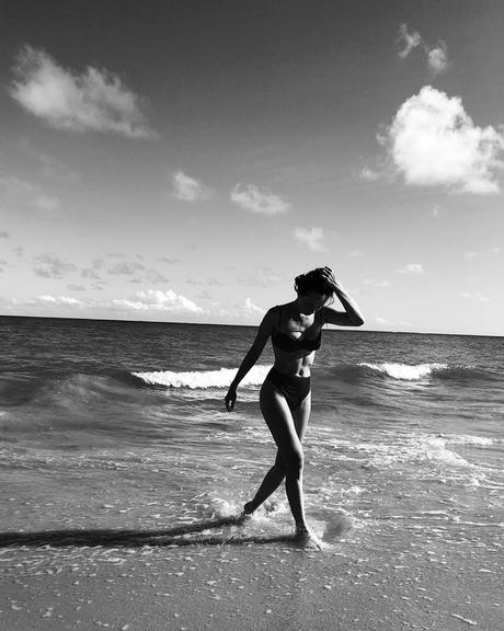 Mariana Ximenes exibe boa forma em cliques na praia