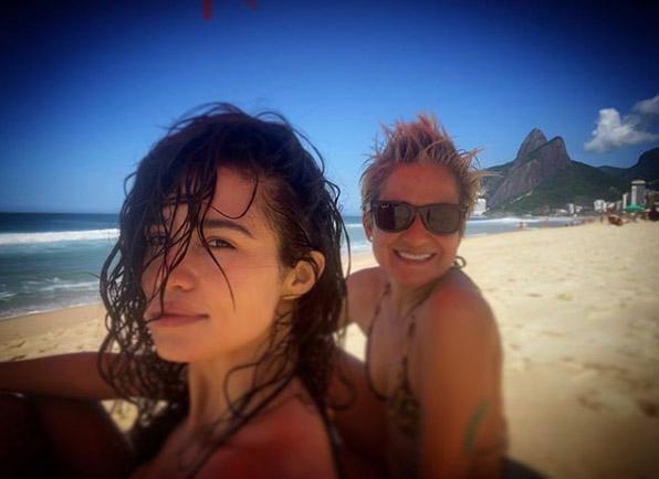 Nanda Costa curte dia de folga com a esposa na praia