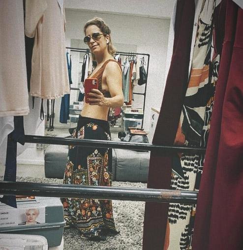 Paloma Duarte exibe barriga sarada em foto no camarim