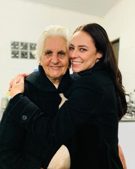 Paolla Oliveira compartilha foto com sua avó