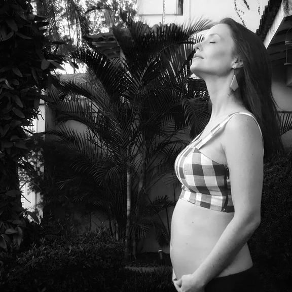 Rosanne Mulholland exibe a barriga de grávida pela primeira vez