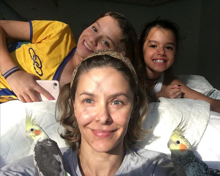 Bianca Rinaldi faz rara aparição com as filhas gêmeas em nova foto
