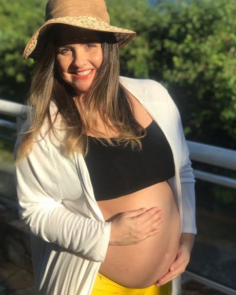 Ex-atriz de Malhação, Giselle Policarpo anuncia a gravidez do primeiro filho e mostra a barriguinha