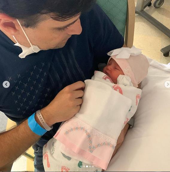 Rodrigo Scarpa apresenta a filha recém-nascida