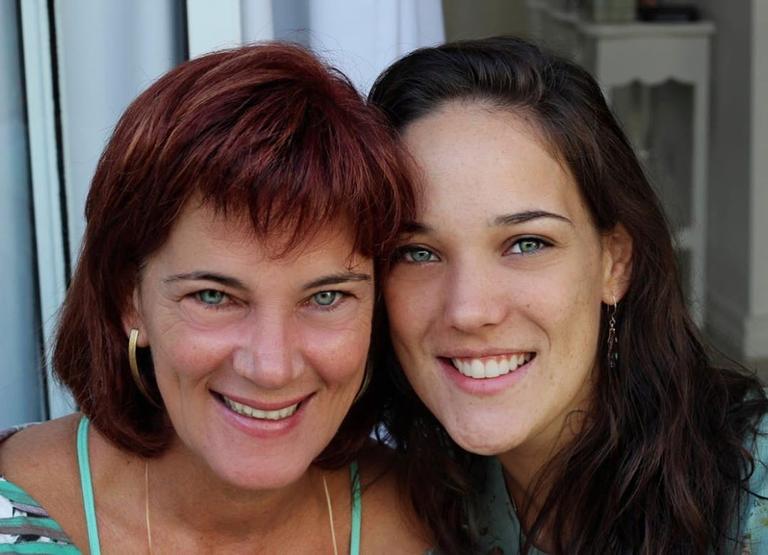 Adriana Birolli mostra foto rara com a mãe e semelhança impressiona
