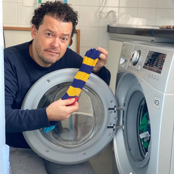 Fernando diverte web ao pedir ajuda para lavar roupa 