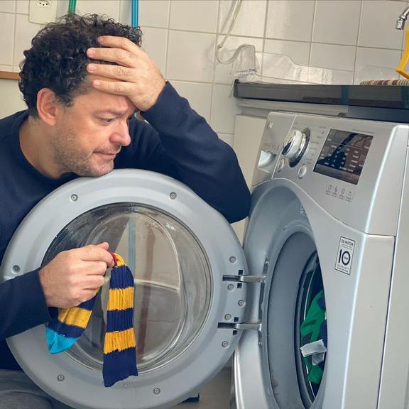 Fernando Rocha diverte web ao pedir ajuda para lavar roupa 