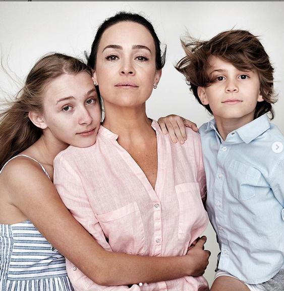 Gabriela Duarte surge com os dois filhos em fotos deslumbrantes