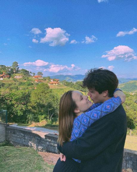 Larissa Manoela surge aos beijos com o namorado em nova foto