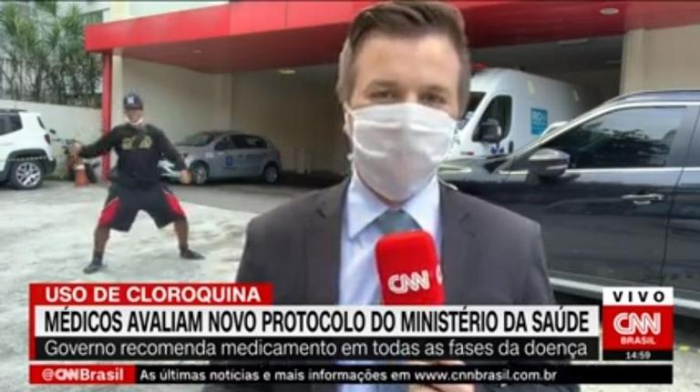 Homem invade gravação e atrapalha repórter da CNN Brasil ao vivo