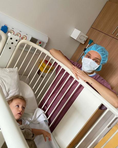 Sobrinho de Ana Hickmann passa por nova cirurgia e a mãe mostra fotos no hospital