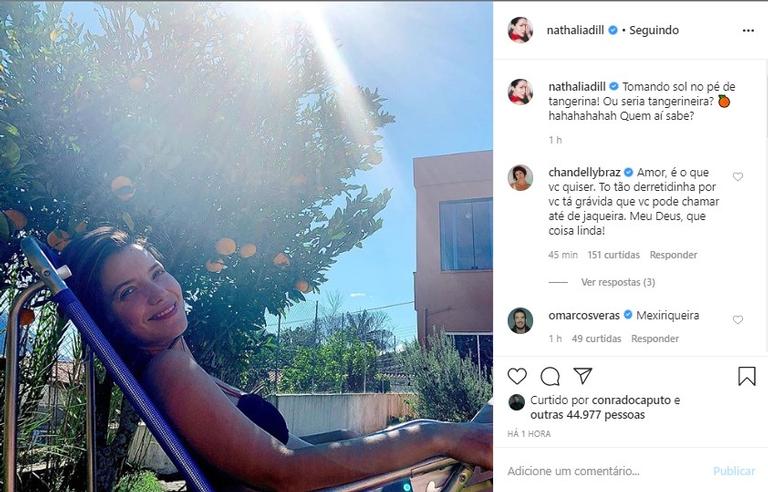 Após anúncio da gravidez, Nathalia Dill surge tomando sol de biquíni pela primeira vez 