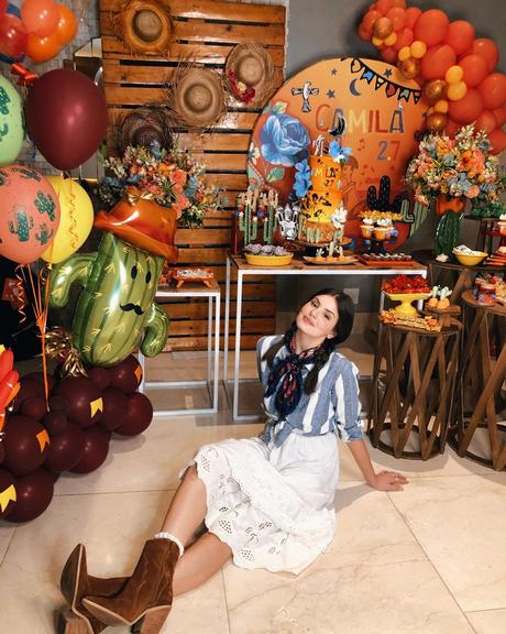 Camila Queiroz comemora aniversário de 27 anos com figurino de 'Êta Mundo Bom'