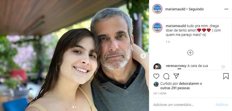 Filha de Claudia Abreu surge em foto inédita ao lado dos pais e surpreende com semelhança