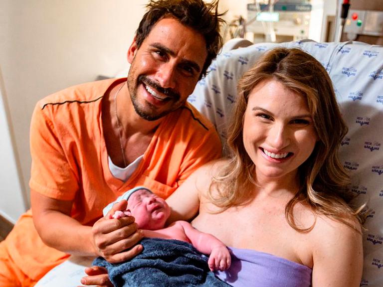 Julio Rocha celebra o nascimento do segundo filho com Karoline Kleine