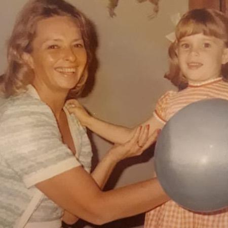 Leticia Spiller ao lado de sua mãe, Valery, na infância