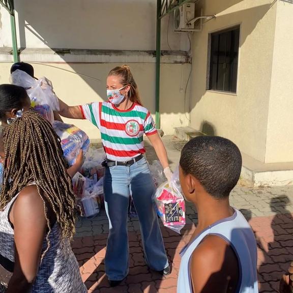 Paolla Oliveira doa mil cestas básicas e participa de ação no Rio
