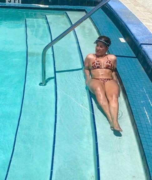 Zilu Camargo encanta ao posar de biquíni à beira da piscina