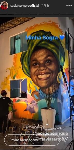 Babu Santana emociona ao mostrar mural com rosto da mãe em casa nova