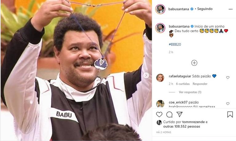 Ex-BBB Babu Santana comemora após receber prêmio do reality