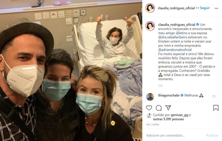 Internada, Claudia Rodrigues recebe visita de Latino no hospital