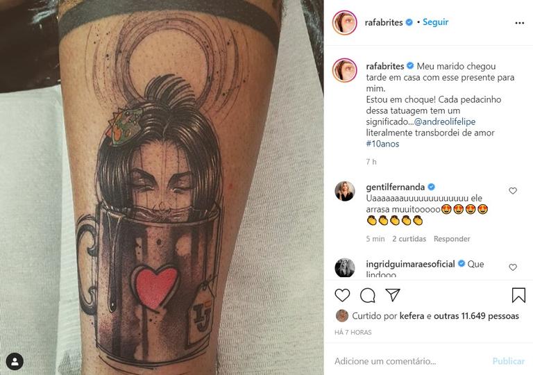 Felipe Andreoli faz tatuagem ao celebrar 10 anos ao lado de Rafa Brites 