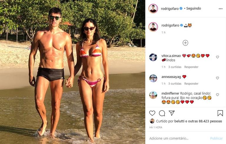 Rodrigo Faro e esposa surpreendem ao exibir boa forma em dia de praia