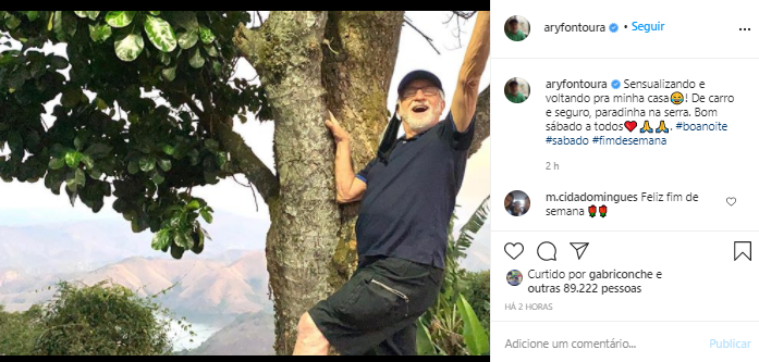 Ary Fontoura pendurado em árvore
