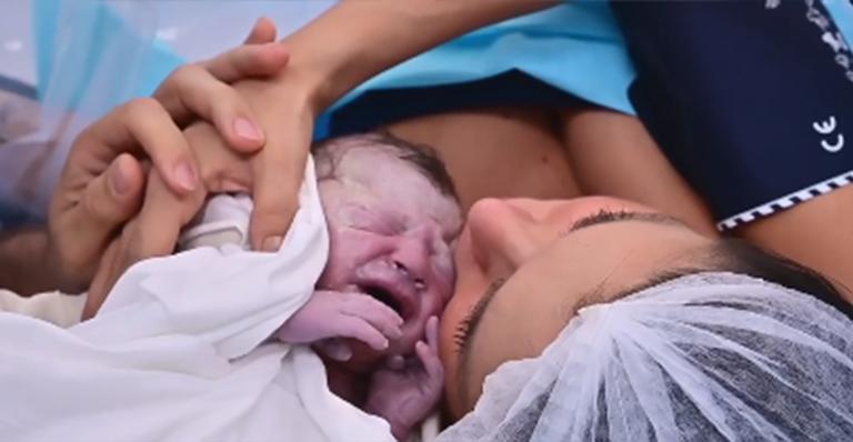 Flávia Viana apresenta o filho recém-nascido, Gabriel