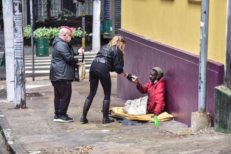 Adriane Galisteu é flagrada distribuindo marmitas para moradores de rua