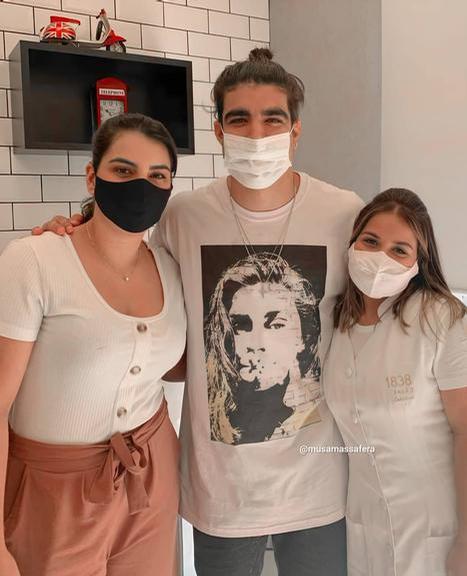 Caio Castro usa camiseta com rosto de Grazi Massafera estampado