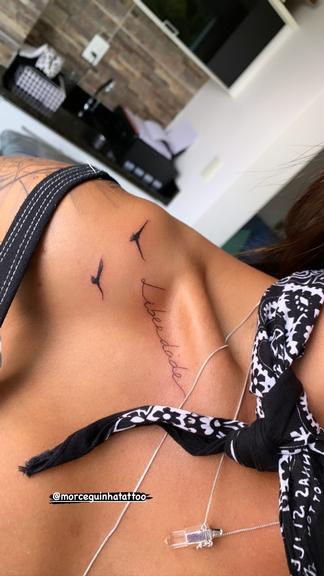 Aline Riscado faz novas tatuagens