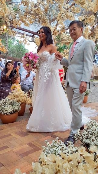 Carol Nakamura se casa com Guilherme Leonel em Búzios