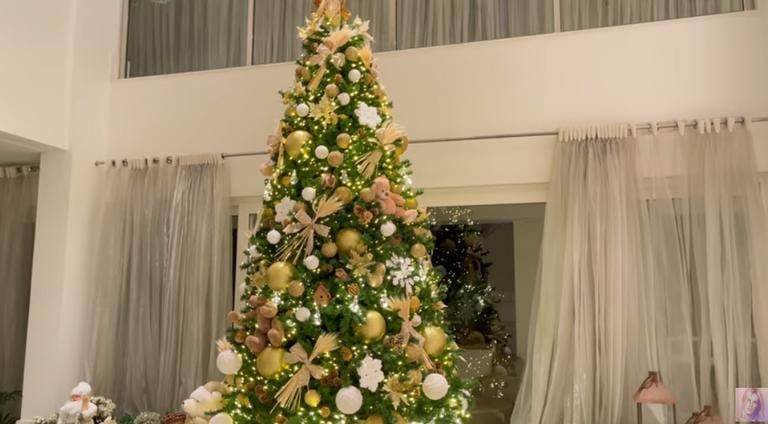 Ana Hickmann mostra árvore de Natal de 5 metros na sua mansão