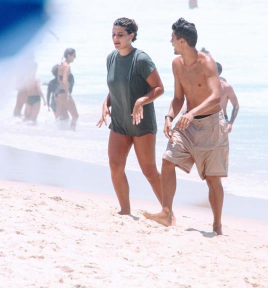 Giulia Costa é vista com rapaz na praia