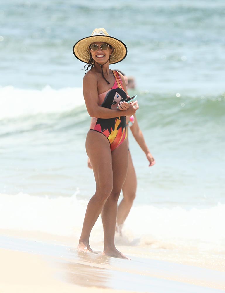 Juliana Paes curte dia na praia com os filhos e o marido