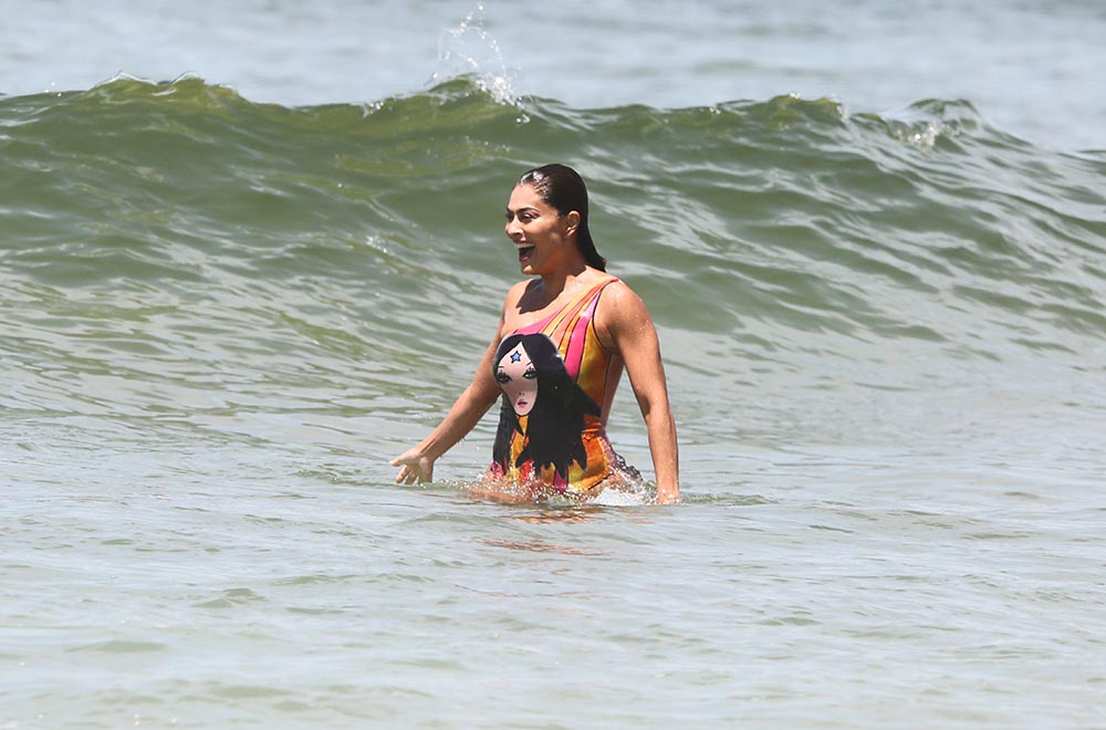 Juliana Paes curte dia na praia com os filhos e o marido