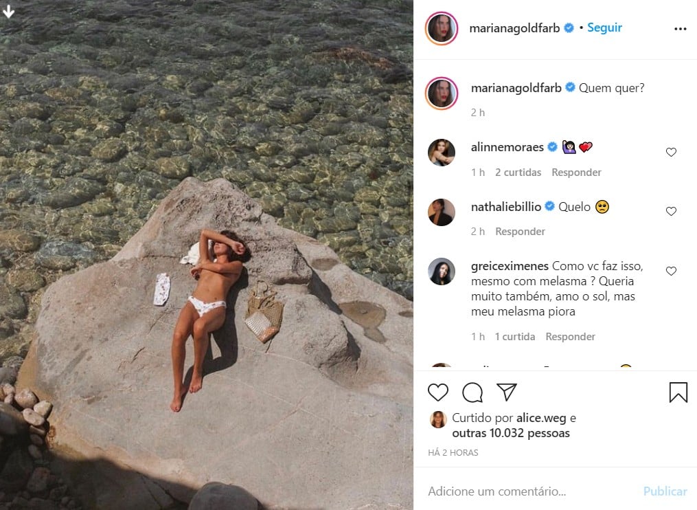 Mariana Goldfarb esbanja sensualidade ao surgir de topless em novo clique