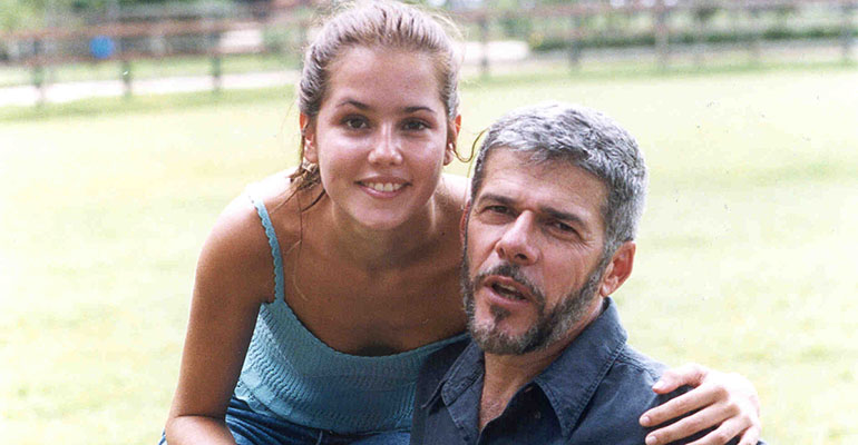 Íris (Deborah Secco) e Pedro (José Mayer) em Laços de Família