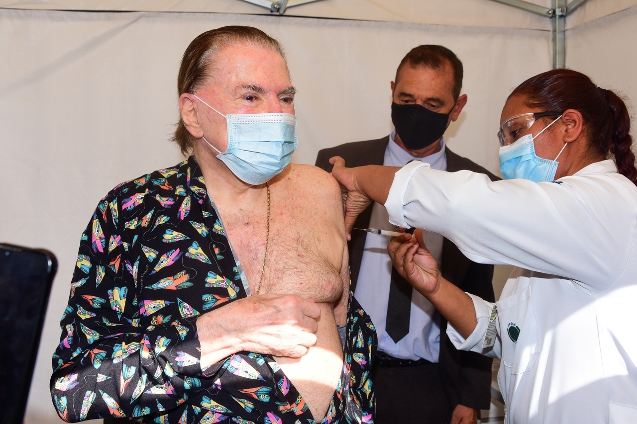 Silvio Santos toma a segunda dose da vacina contra a Covid-19