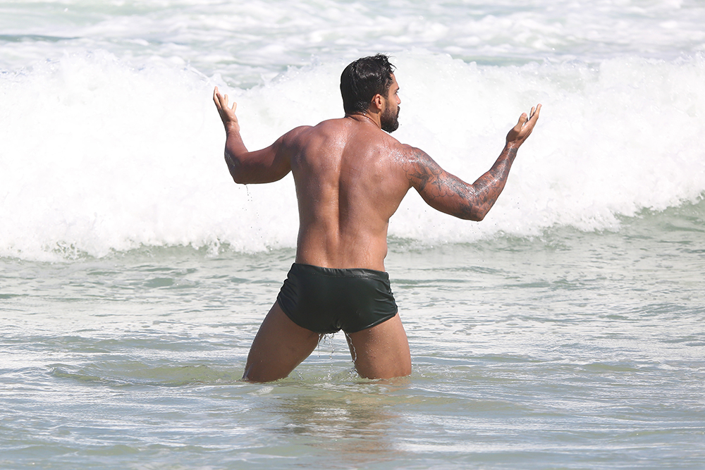 Bil Araújo em dia na praia no Rio de Janeiro