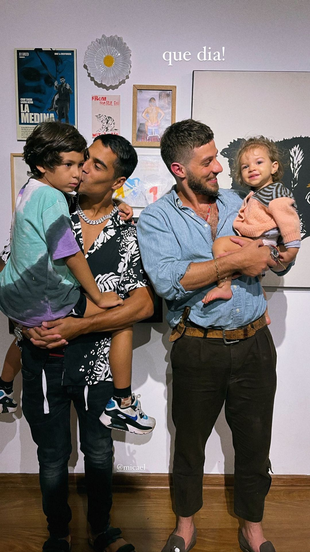 Micael Borges e Chay Suede com os filhos