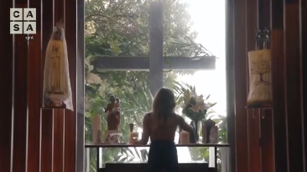 Angélica mostra a capela de sua casa