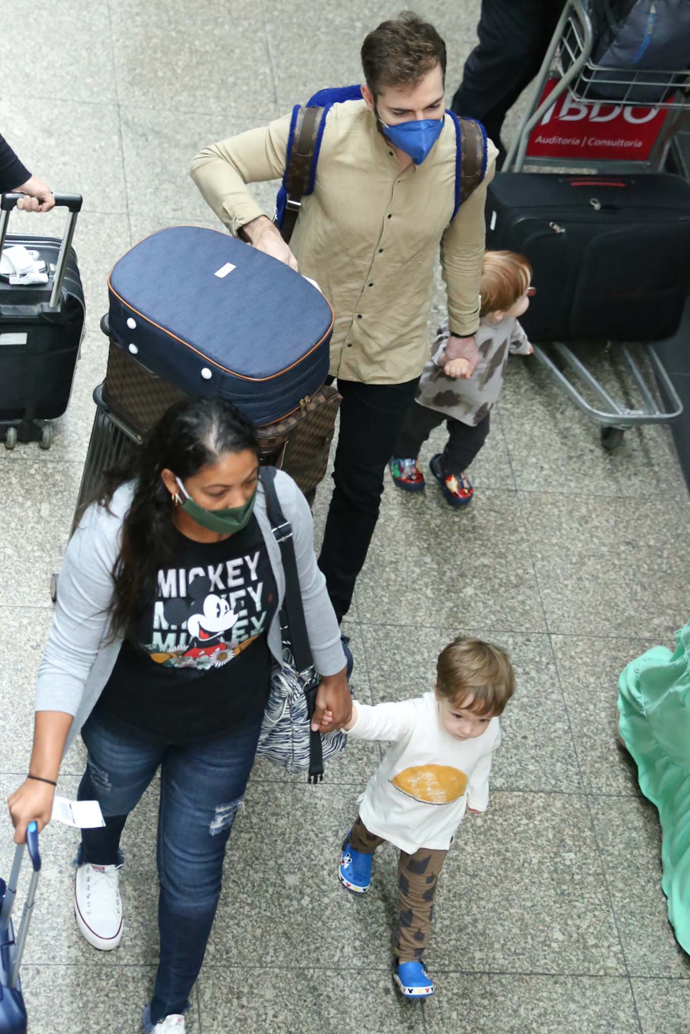 Thales é flagrado no aeroporto com os filhos, Romeu e Gael