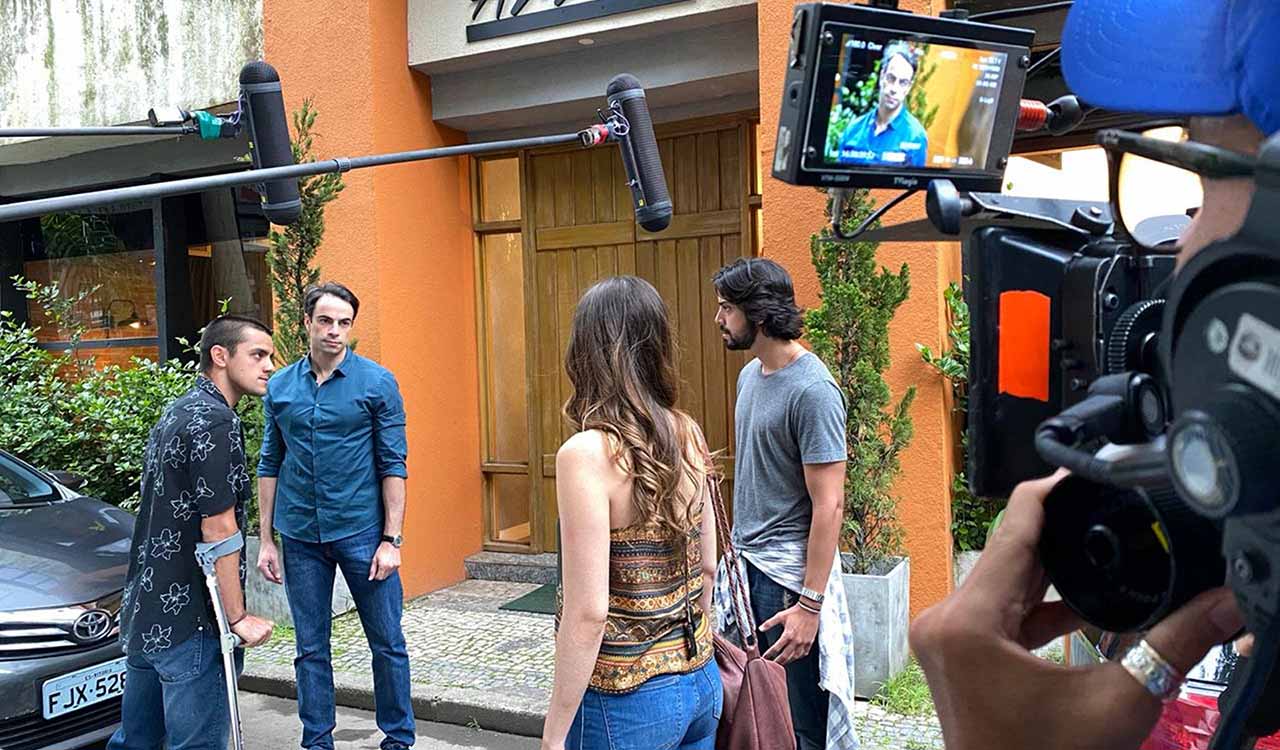 Bastidores da cena de Rodrigo Simas e Felipe Simas na novela Salve-se Quem Puder