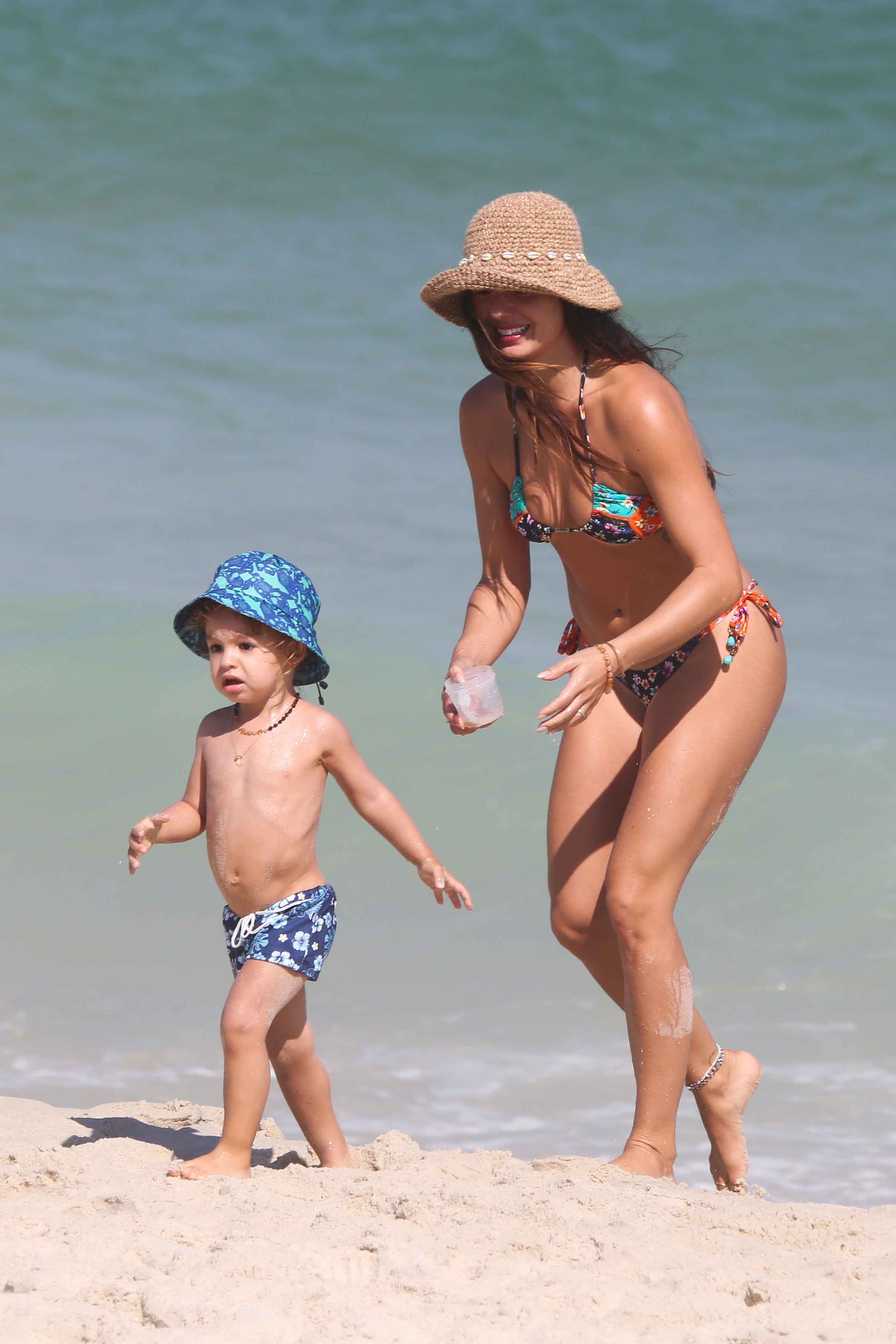 Isis Valverde curte dia na praia com o filho, Rael