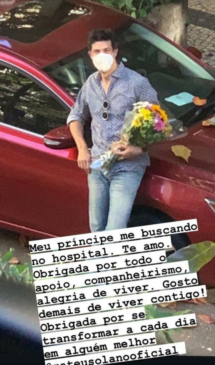 Mateus Solano leva flores ao buscar a esposa no hospital