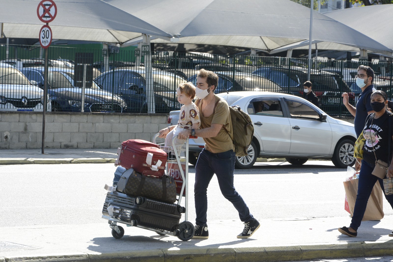 Thales Bretas desembarca com a família no Rio de Janeiro